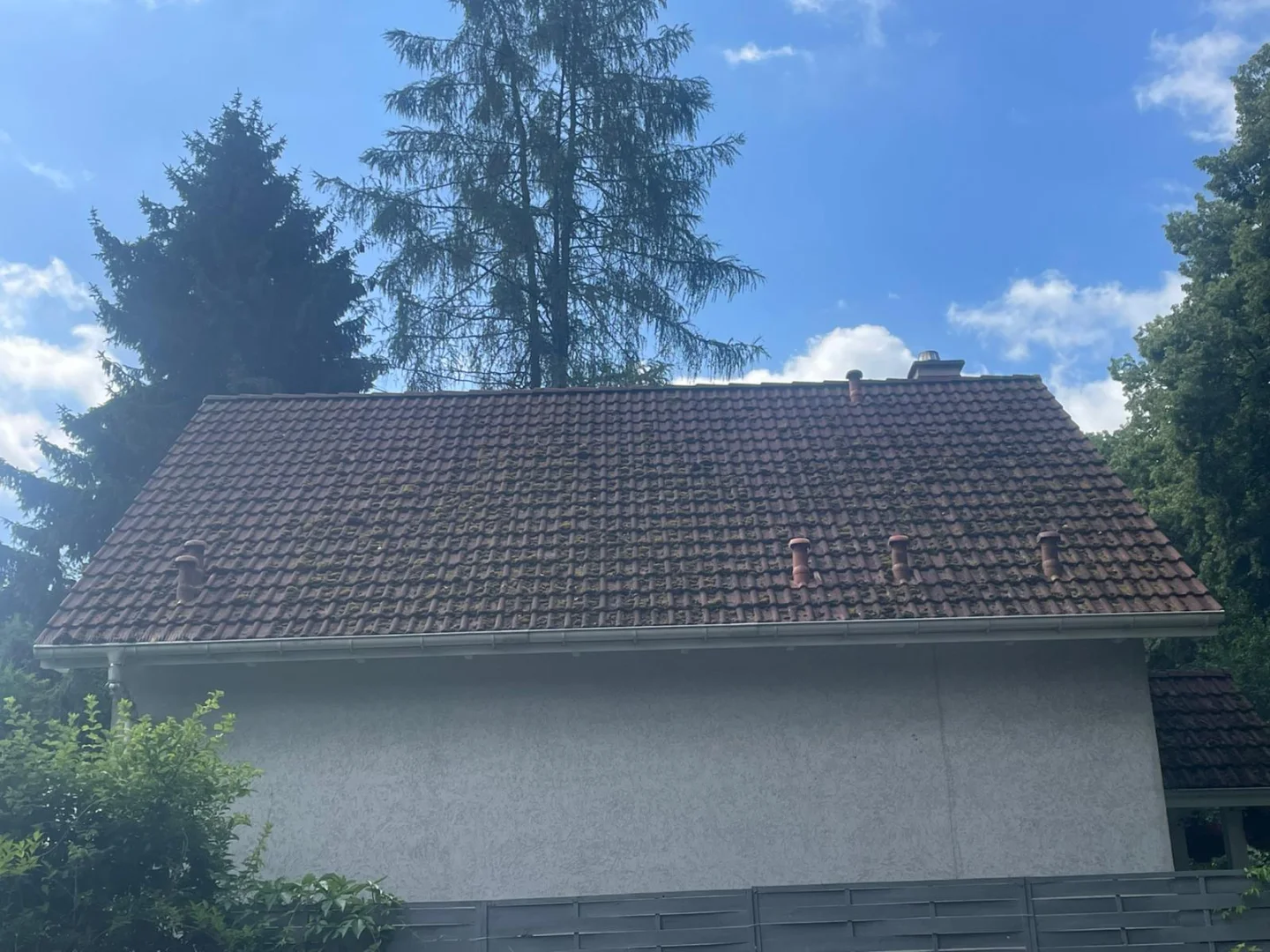 Dach budynku przed myciem