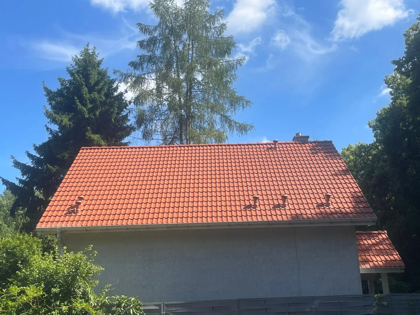 Dach budynku po myciu