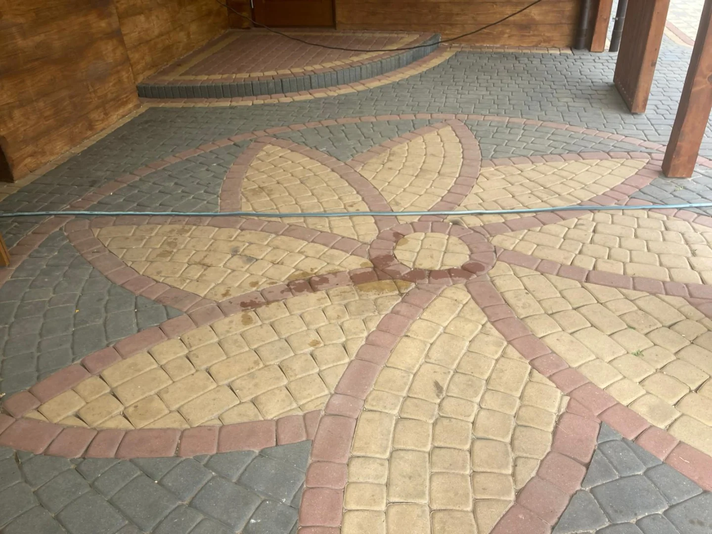 Kostka brukowa przed czyszczeniem